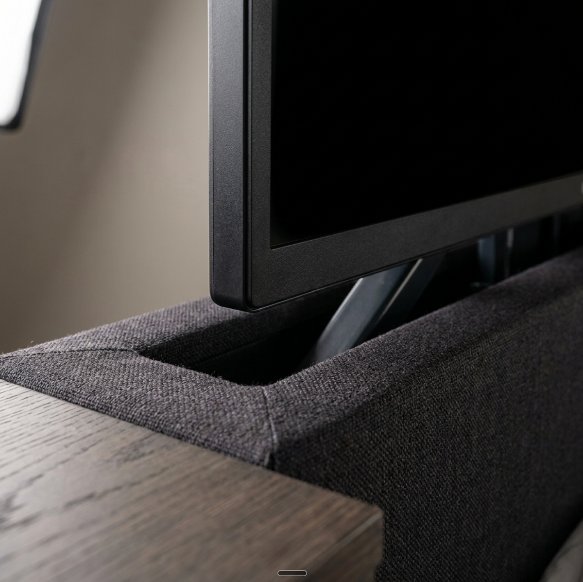 Enfärgad Sänggavel med tv-lift